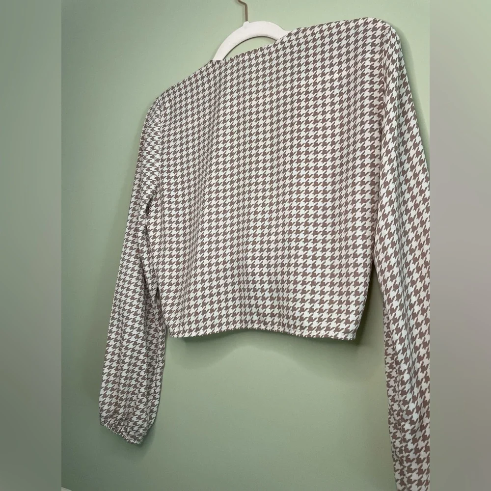 3 for $15 🦋 LIKE NEW Houndstooth Crop Tie Top - Long-sleeve - Picture 3 of 8